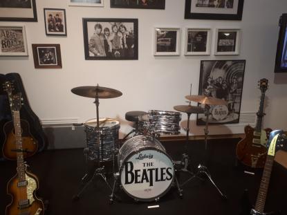 3ESO MSICA: EXPOSICIN DE LOS BEATLES EN EL CENTRO CULTURAL MARCOS VALCRCEL - Foto 4