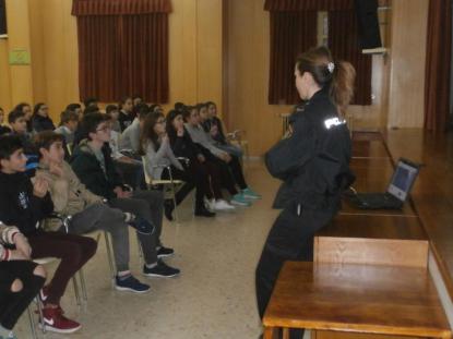 Charla sobre "Acoso escolar" - Foto 1