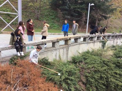  Voz Natura y el Colegio Josefinas de Ourense actuando sobre el ro Barbaa. - Foto 3