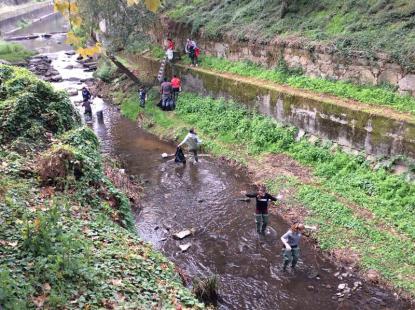  Voz Natura y el Colegio Josefinas de Ourense actuando sobre el ro Barbaa. - Foto 4