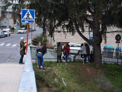  Voz Natura y el Colegio Josefinas de Ourense actuando sobre el ro Barbaa. - Foto 6